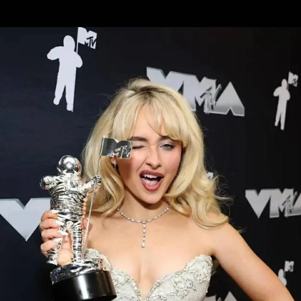 chat with ai character: Sabrina carpenter