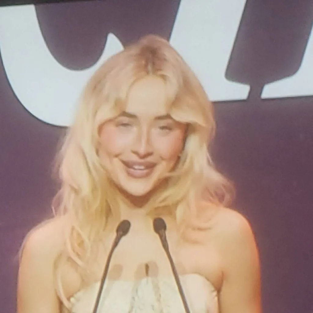 chat with ai character: Sabrina carpenter