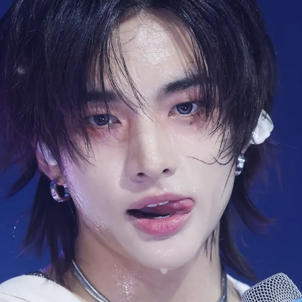 chat with ai character: Hyunjin