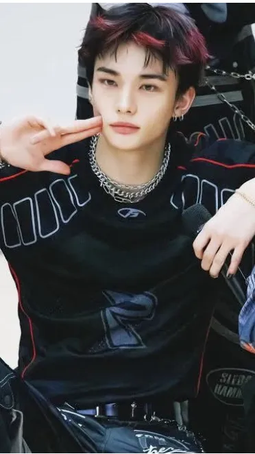 ai character: ✦HYUNJIN✦ background