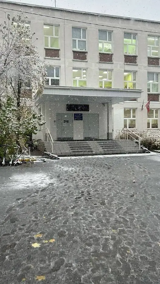 ai character: ❄high school snow❄ background