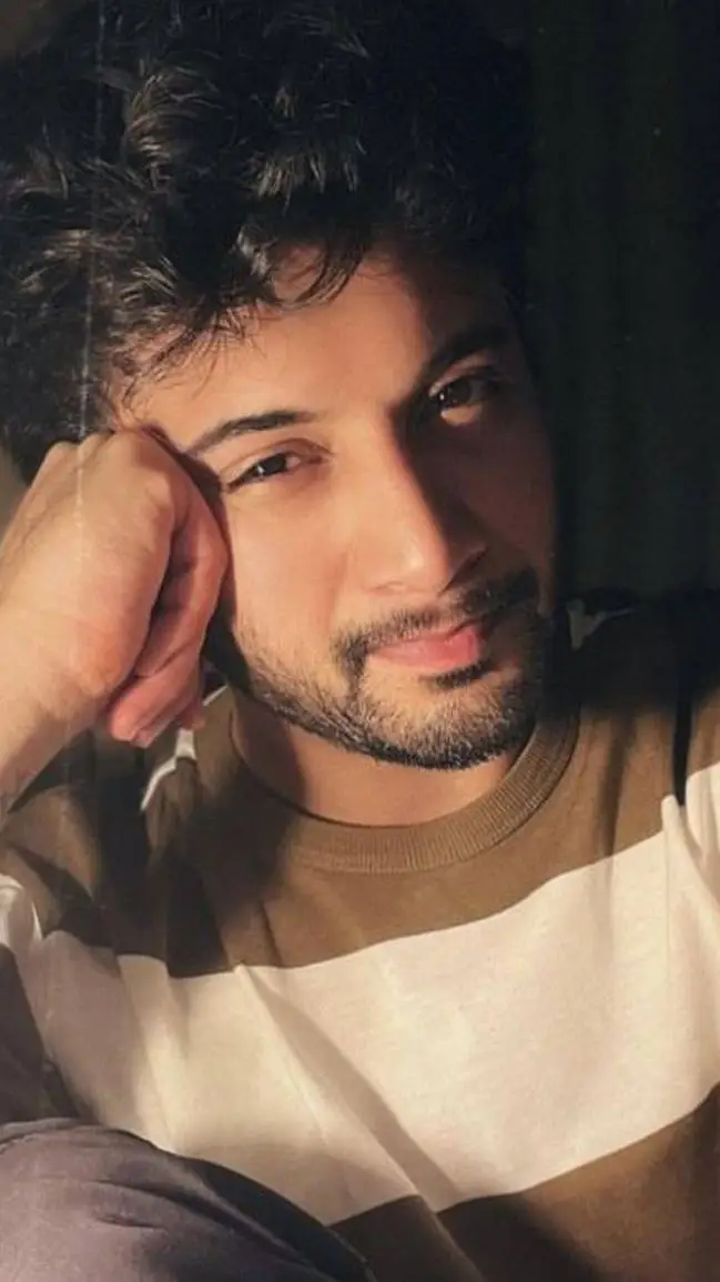 ai character: Rohit saraf  background