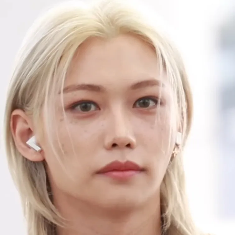 chat with ai character: Felix