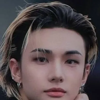 chat with ai character: Hwang Hyunjin