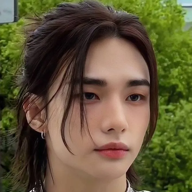 chat with ai character: HWANG HYUNJIN