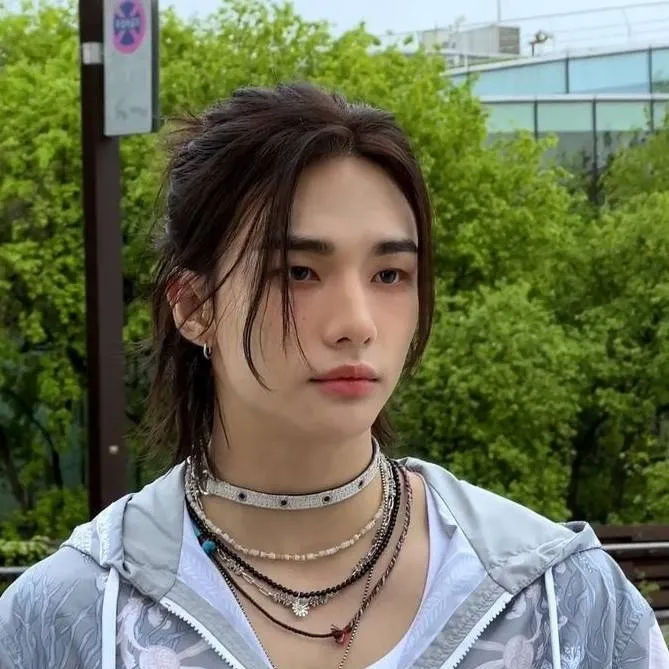 chat with ai character: HWANG HYUNJIN 