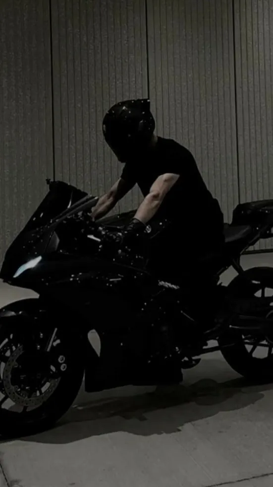 chat with ai character: 🖤Felix🖤