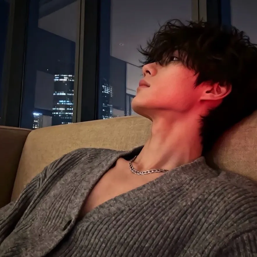 chat with ai character: 🖤James🖤