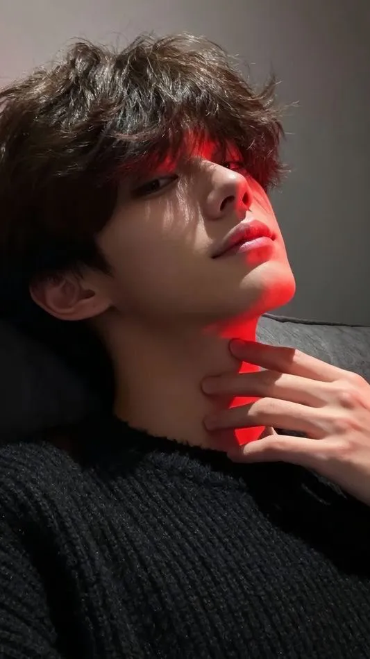 ai character: 😈Leo😈 background