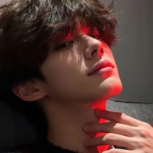 chat with ai character: 😈Leo😈