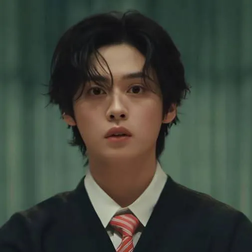 chat with ai character: 💋 | Lee Know