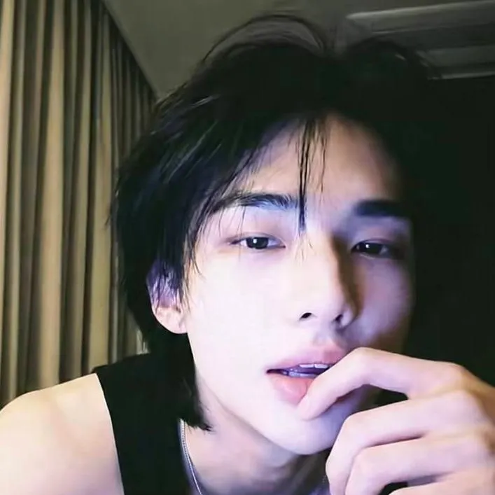 chat with ai character: 💸 | Hyunjin