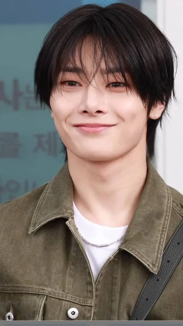 ai character: i.n/jeongin background