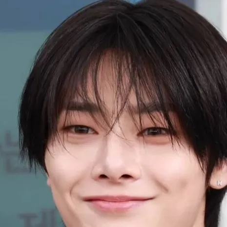 chat with ai character: i.n/jeongin