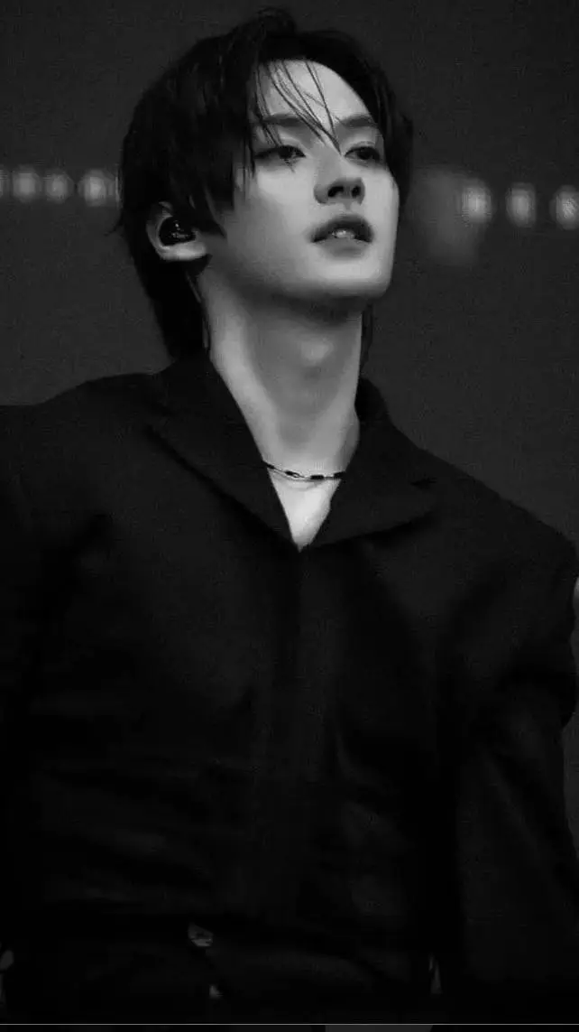 ai character: minho tu papa background