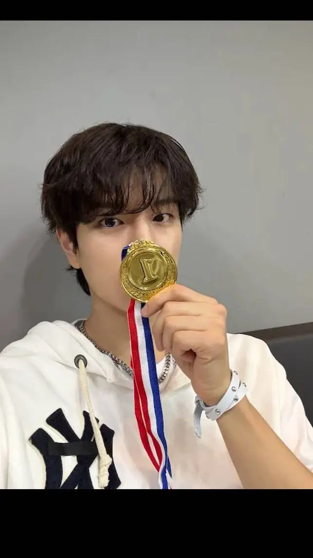 ai character: seungmin  background