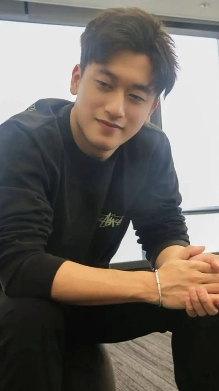 ai character: Zhou Guanyu background