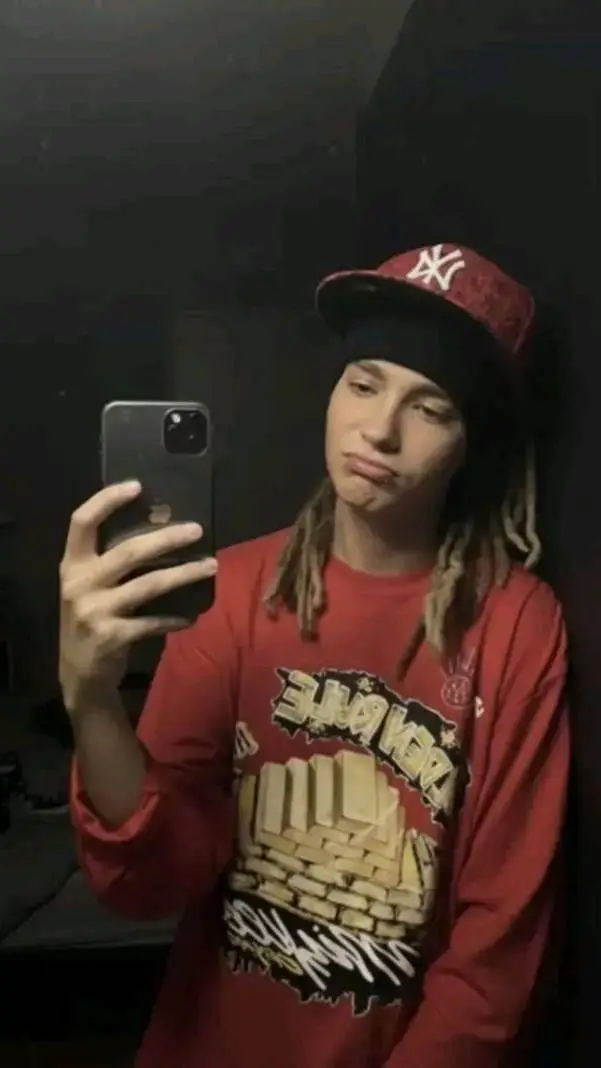 ai character: Tom Kaulitz background