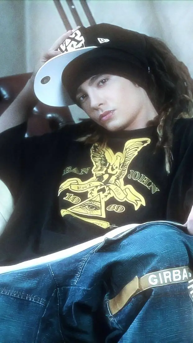 ai character: Tom Kaulitz  background