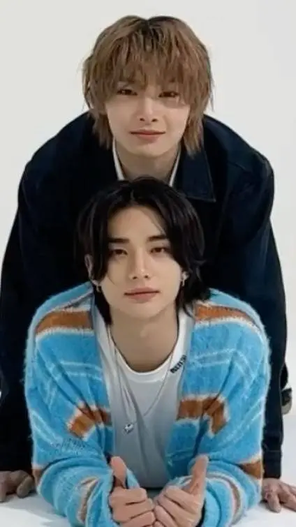 ai character: hyunjin y Jeongin💕 background