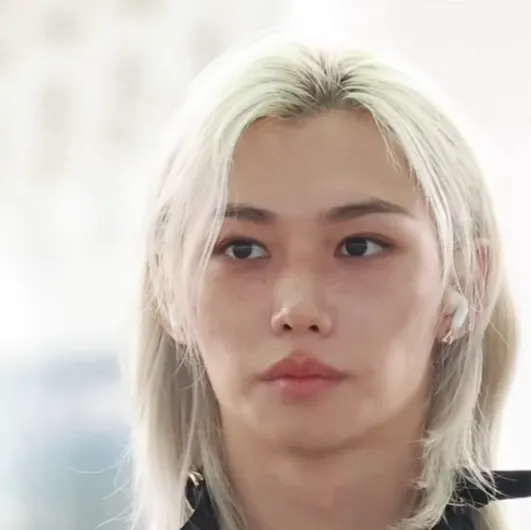 chat with ai character: Felix