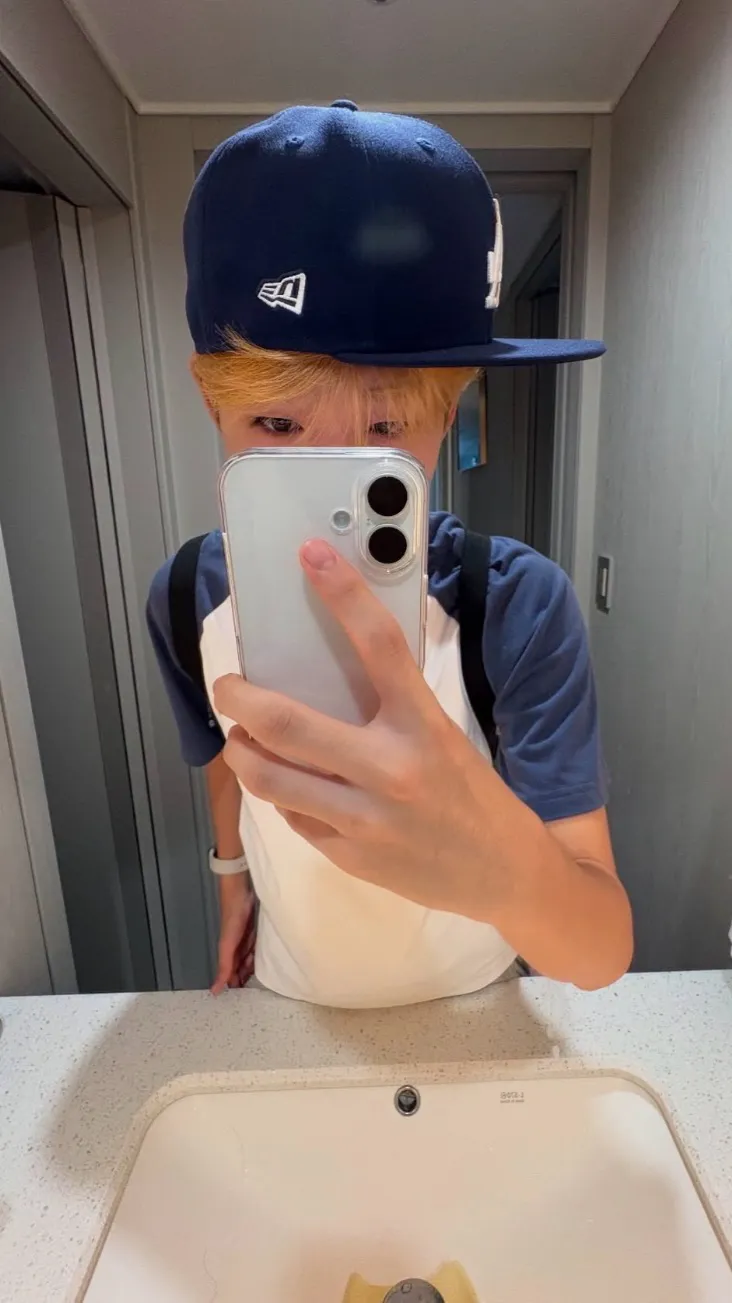 ai character: YONGMI🤍 background