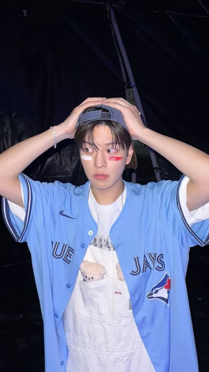 ai character: SEUNGMIN background