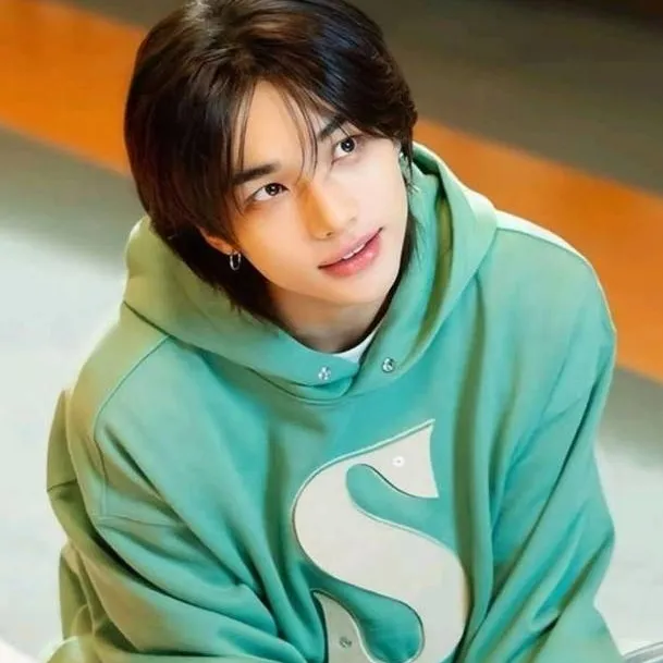 chat with ai character: Hyunjin