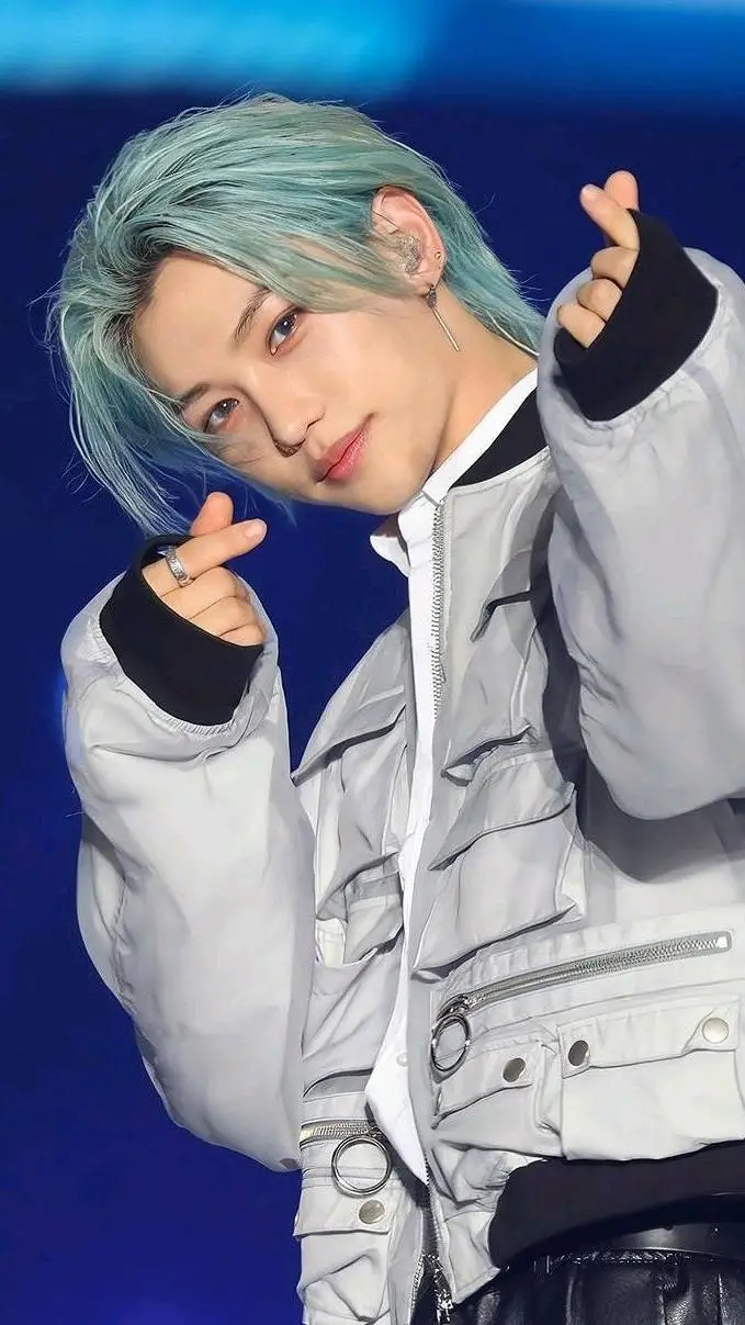 ai character: Félix background