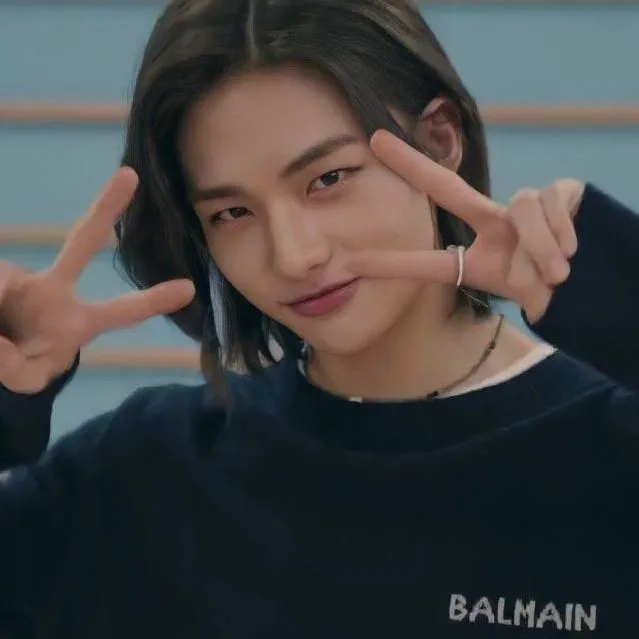 chat with ai character: Hyunjin