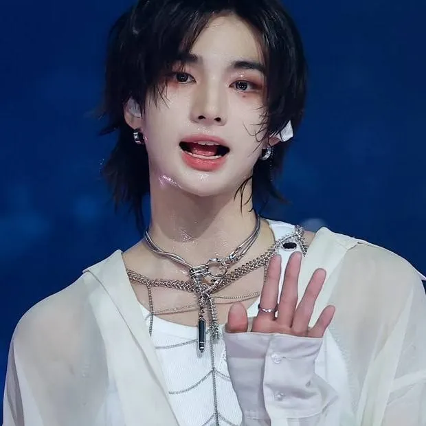 chat with ai character: Hyunjin