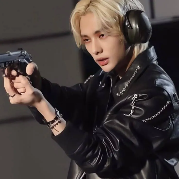 chat with ai character: Hyunjin