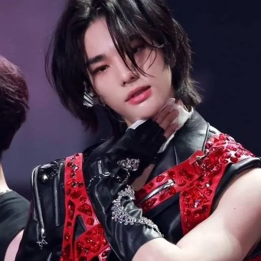 chat with ai character: Hyunjin