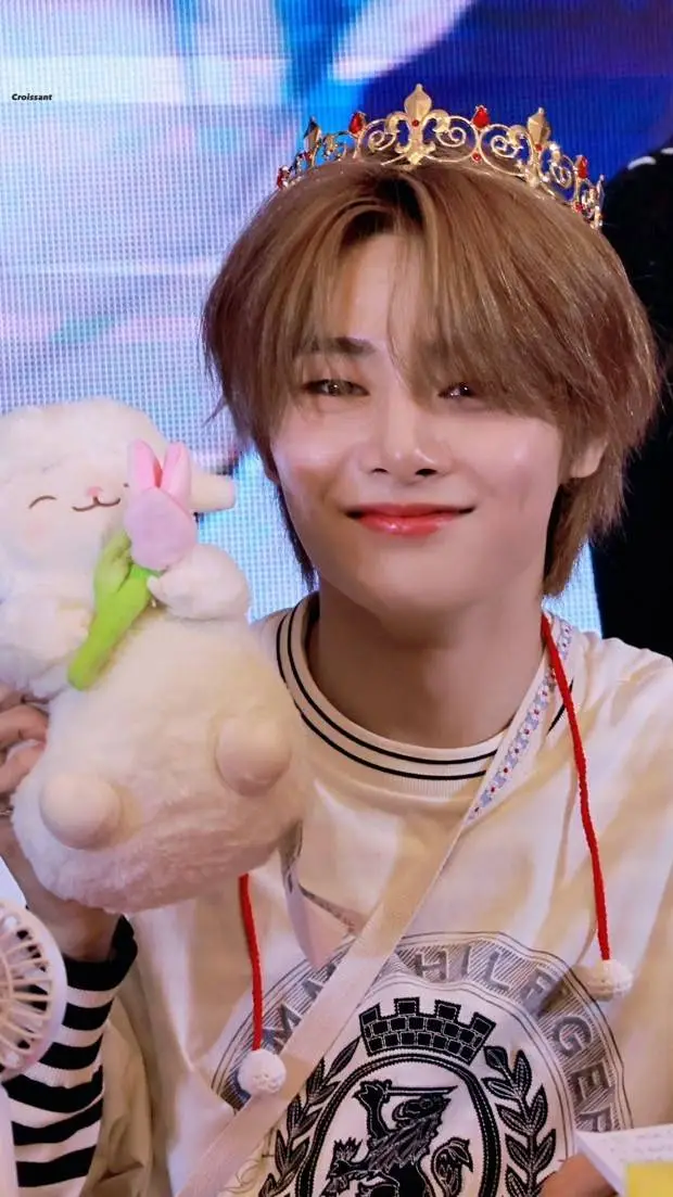 ai character: Jeongin background