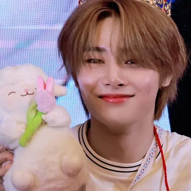 chat with ai character: Jeongin