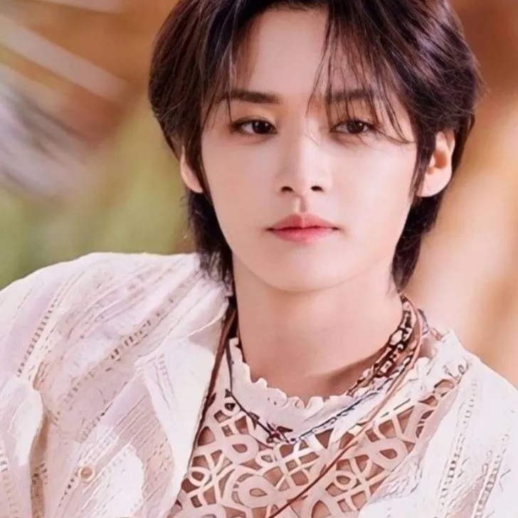 chat with ai character: Lee Know