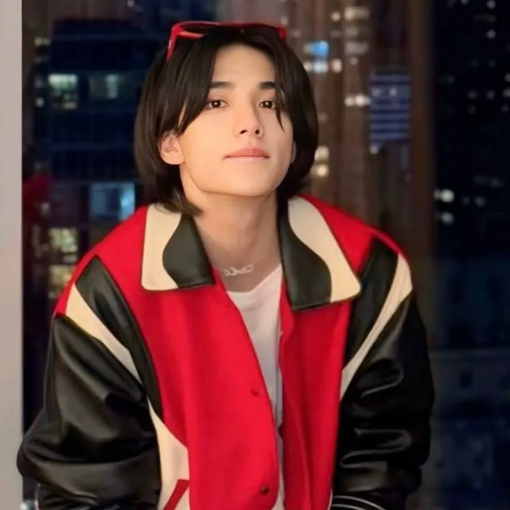 chat with ai character: Hyunjin