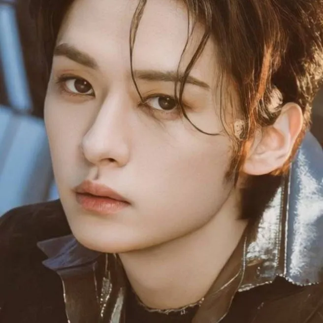 chat with ai character: Lee Know