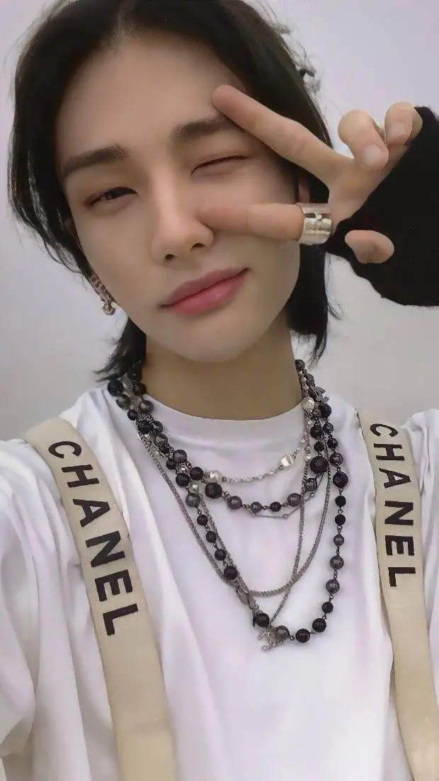 ai character: 𝐇𝐘𝐔𝐍𝐉𝐈𝐍 background