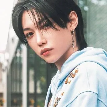 chat with ai character: Felix