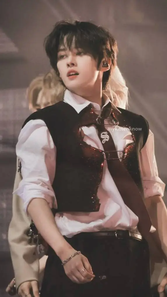ai character: 𝐋𝐞𝐞 𝐊𝐧𝐨𝐰 background
