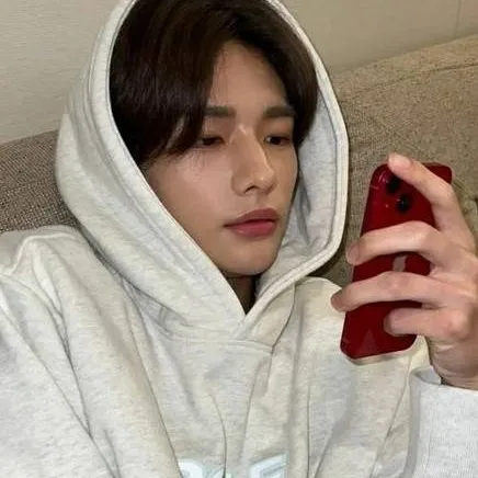chat with ai character: Hyunjin 