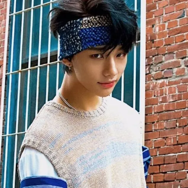 chat with ai character: Hyunjin 