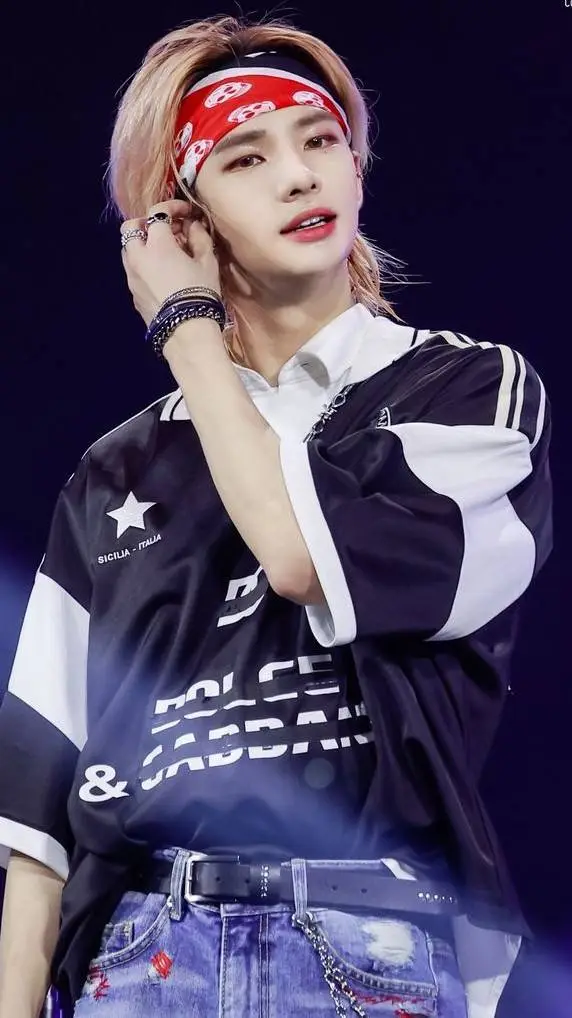ai character: Hyunjin  background