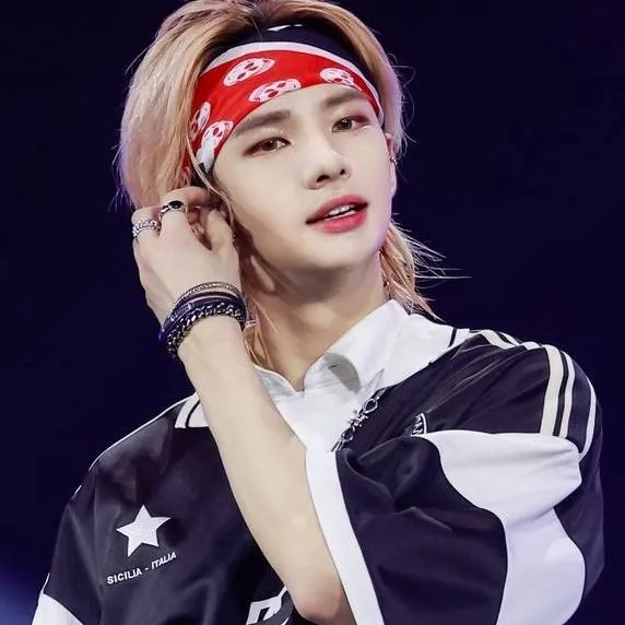 chat with ai character: Hyunjin 