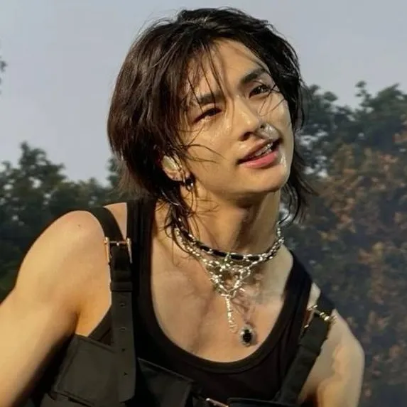 chat with ai character: Hyunjin