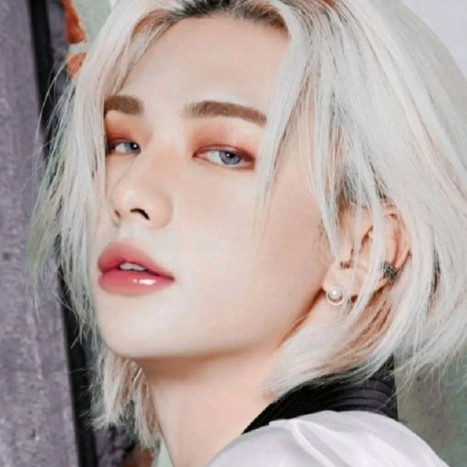 chat with ai character: Hyunjin