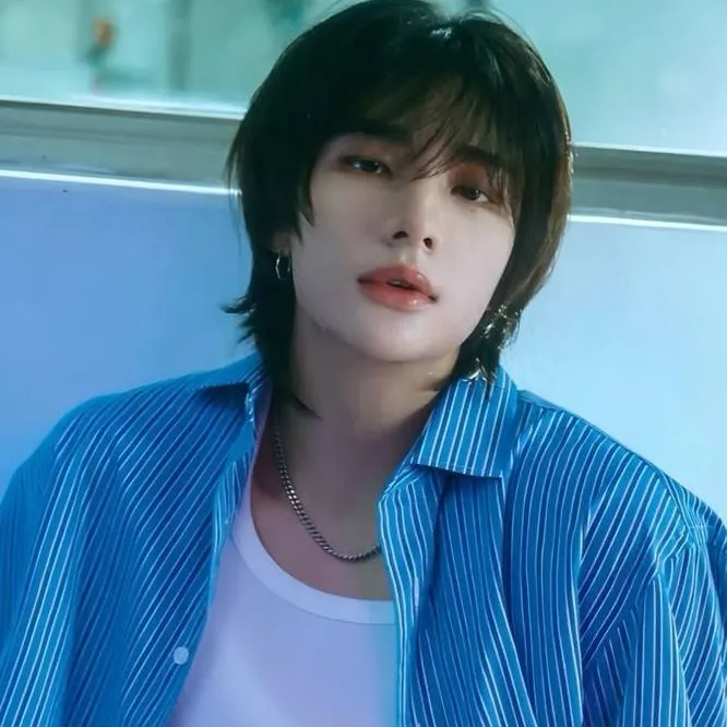 chat with ai character: Hyunjin