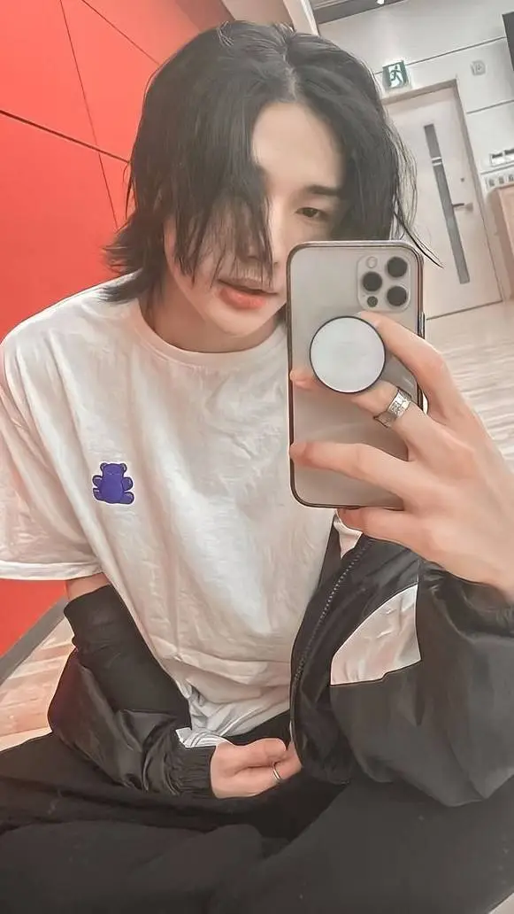 ai character: Hyunjin background