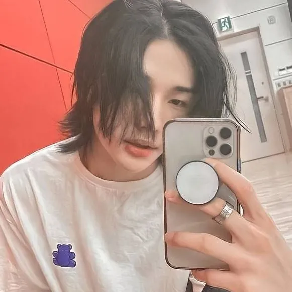 chat with ai character: Hyunjin